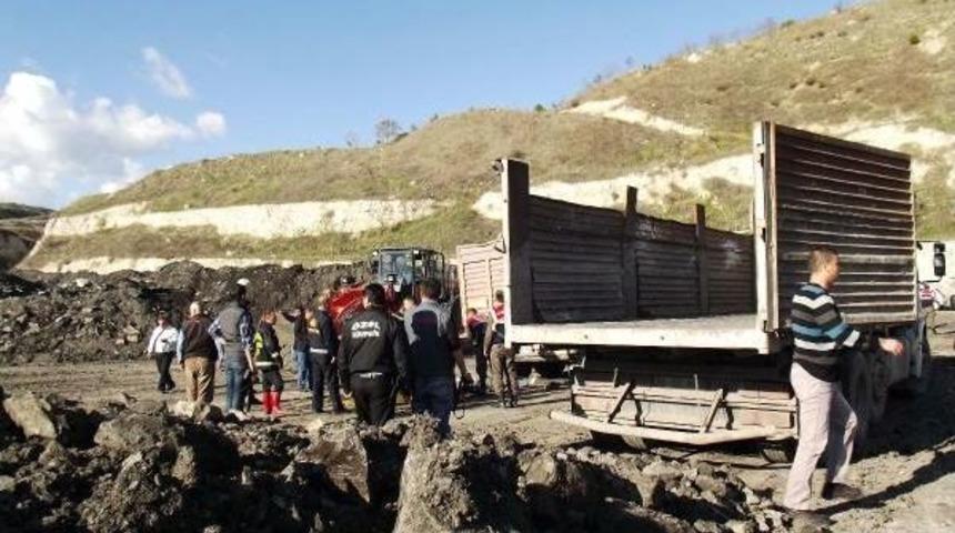 K&Ouml;M&Uuml;R SAHASINDA KAMYONUN ALTINDA KALAN İŞ&Ccedil;İ &Ouml;LD&Uuml;