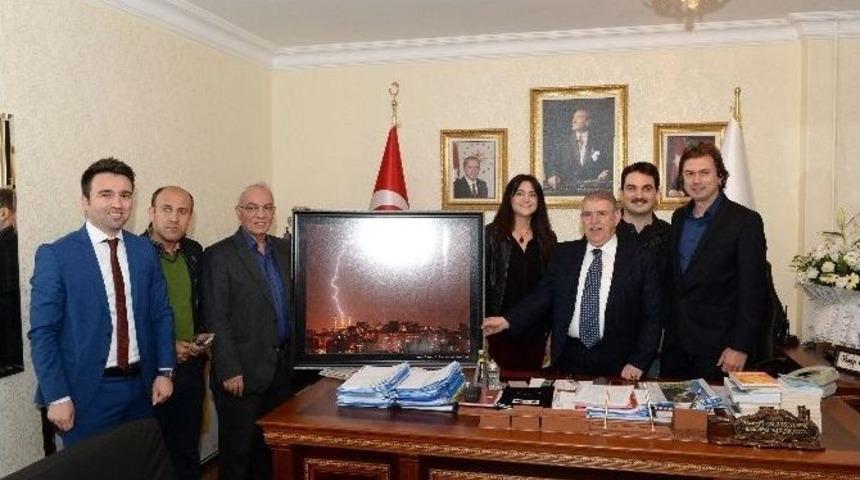 Fotoğraf Sanat&ccedil;ıları Başkan Mah&ccedil;i&ccedil;ek&rsquo;i Ziyaret Etti