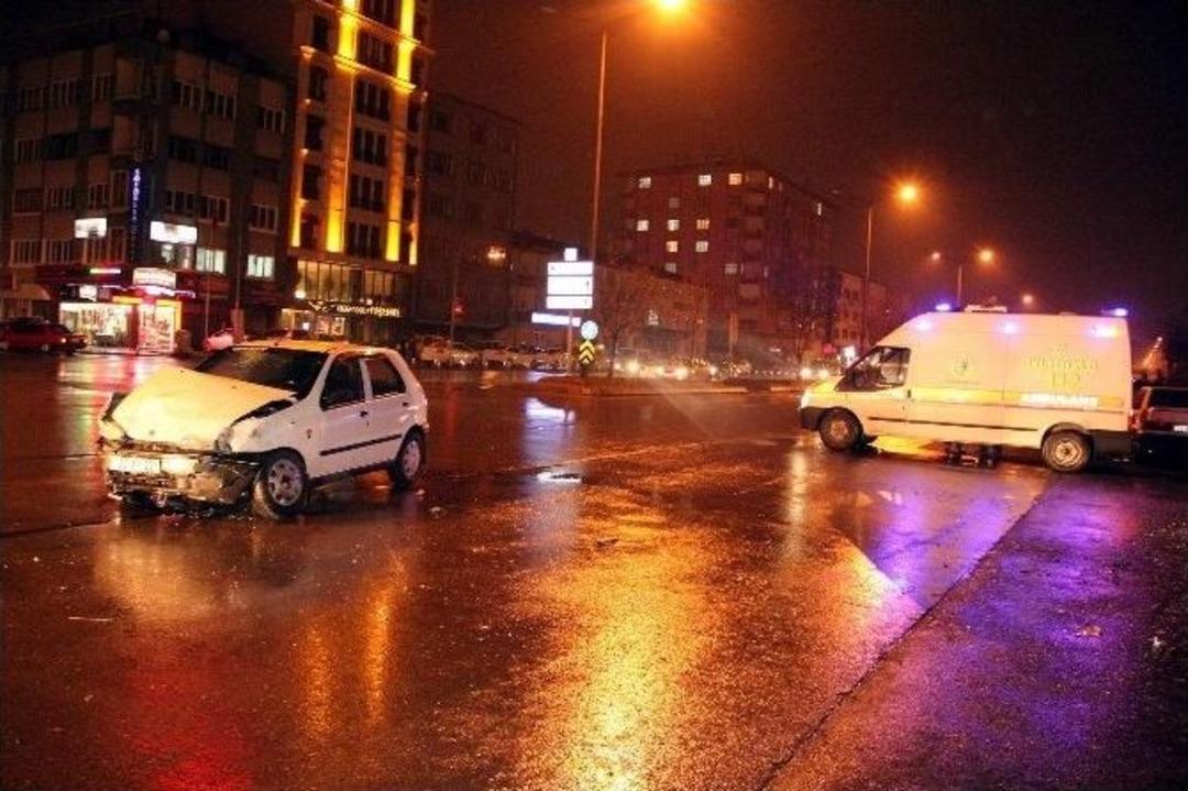 4 Otomobil &Ccedil;arpıştı: 5 Yaralı