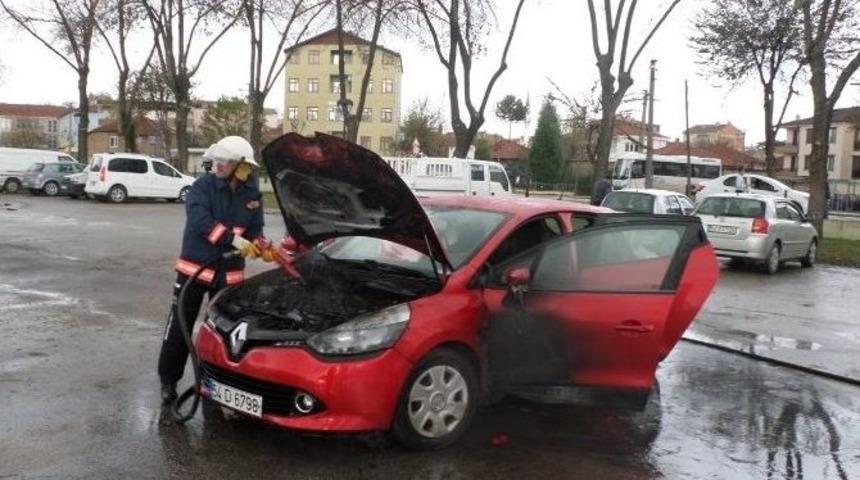 Park Halindeyken Yanan Otomobili İtfaiye Ekipleri S&ouml;nd&uuml;rd&uuml;