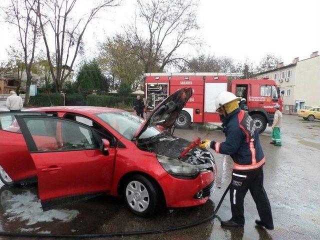 Park Halindeyken Yanan Otomobili İtfaiye Ekipleri S&ouml;nd&uuml;rd&uuml; 1