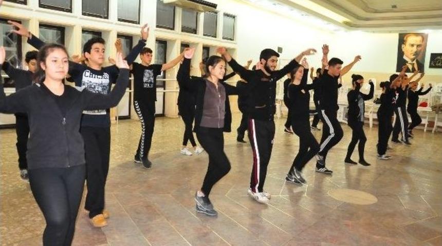 Başkan Alıcık, Nazilli Belediyesi Halk Dansları Topluluğunu Ziyaret Etti