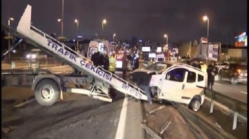 D-100'de 2 Ara&ccedil; Takla Attı: 4 Yaralı