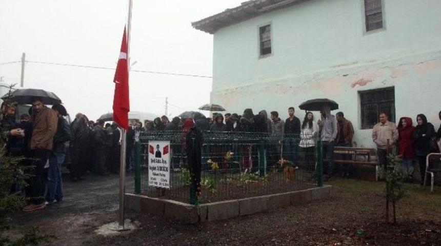 Od&uuml;&rsquo;den Şehidin Mezarına Bayrak