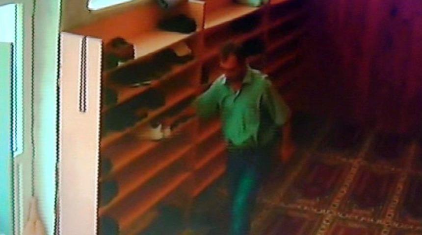 Namaz Kılacakmış Gibi Camiye Gelip Ayakkabıları &Ccedil;aldı