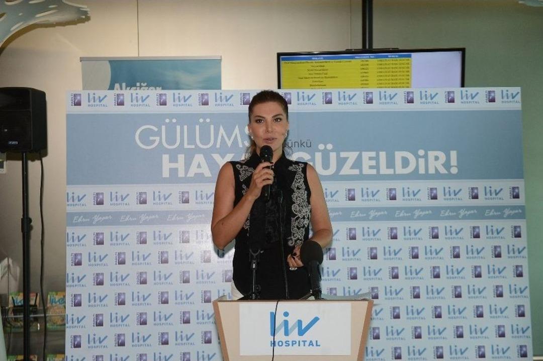 &Uuml;nl&uuml; Sanat&ccedil;ı Ebru Yaşar İle G&ouml;rme Engelli &Ccedil;ocukların Geleceği Renkleniyor