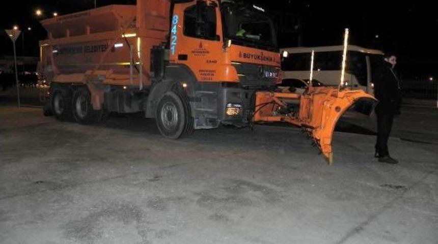 Kar K&uuml;reme ara&ccedil;ları sabaha kadar bekletildi