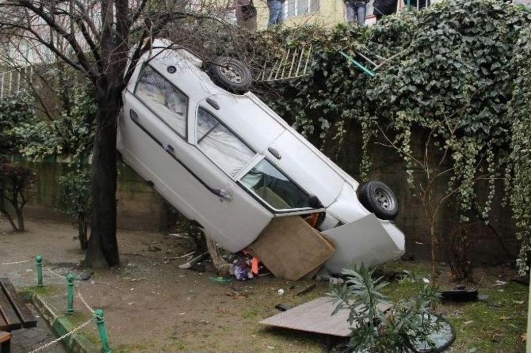 (&ouml;zel Haber) Ehliyetsiz S&uuml;r&uuml;c&uuml; Cami Bah&ccedil;esine U&ccedil;tu