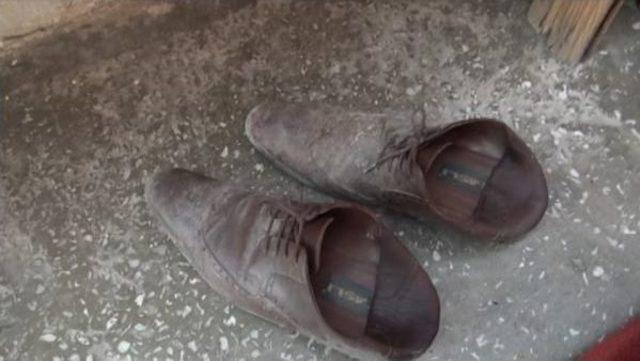 Camiden Yeni Ayakkabıyı Çaldı, Eskisini Bıraktı