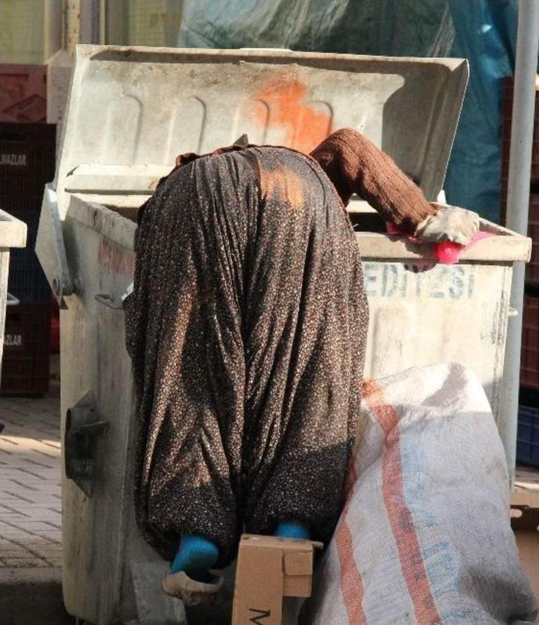 Evine Ekmek G&ouml;t&uuml;rmek İsteyen Kadın, &Ccedil;&ouml;pten Kağıt Ve Plastik Topluyor