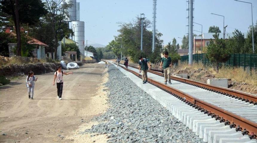 Tren Yolu &Uuml;zerinde Tehlikeli Okul Yolculuğu