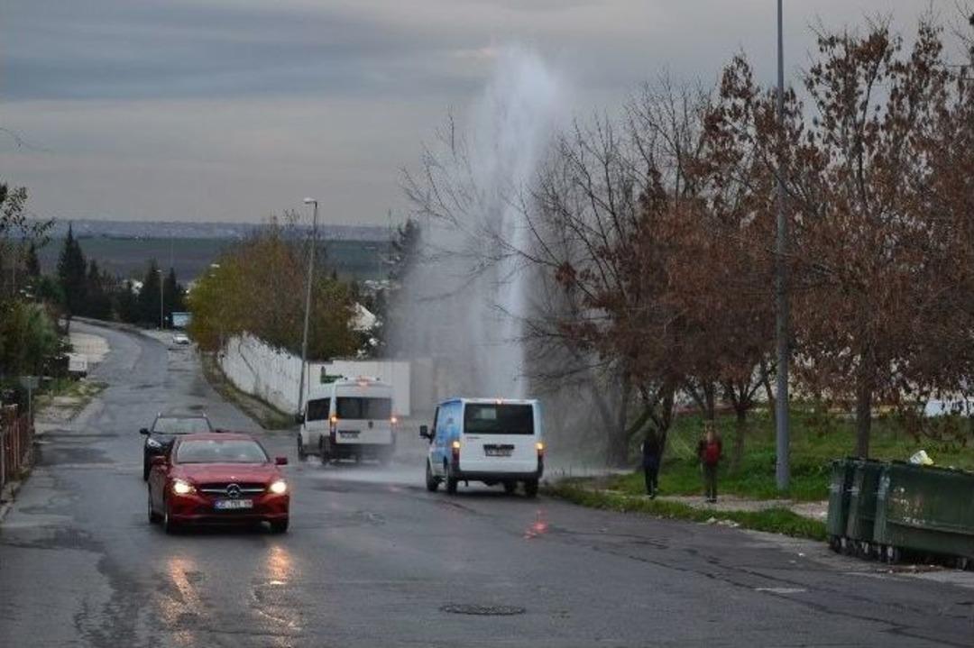 (&ouml;zel Haber) Vanadan Fışkıran Su Metrelerce Y&uuml;kseğe Ulaştı
