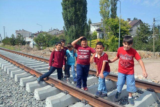 Tren Yolu &Uuml;zerinde Tehlikeli Okul Yolculuğu 2