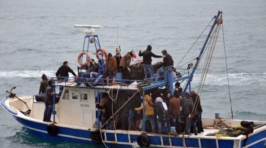 79 Suriyeli G&ouml;&ccedil;men Balık&ccedil;ı Teknesinde Yakalandı