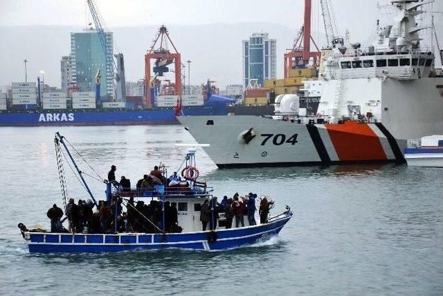 79 Suriyeli G&ouml;&ccedil;men Balık&ccedil;ı Teknesinde Yakalandı 2