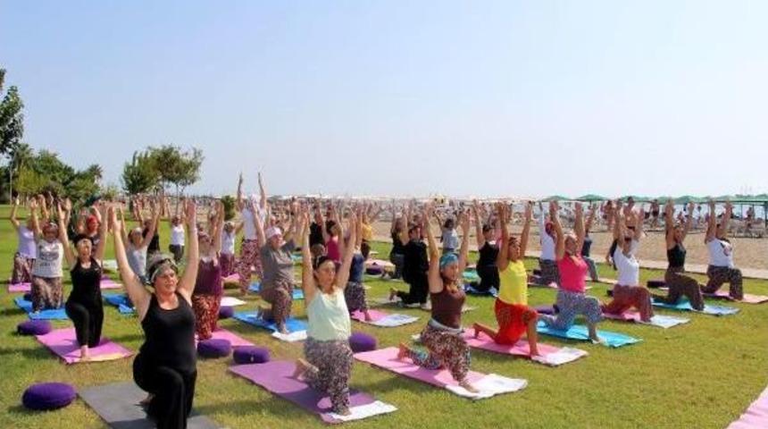 Şalvar Ve Yemeniyle Sahilde Yoga