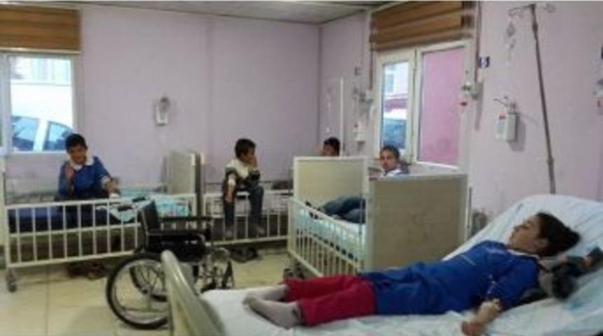 Erciş&rsquo;te 17 &Ouml;ğrenci Zehirlenme Ş&uuml;phesiyle Hastaneye Kaldırıldı