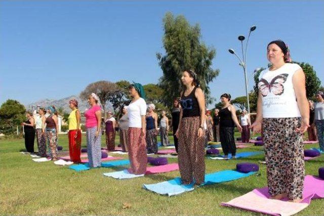 Şalvar Ve Yemeniyle Sahilde Yoga