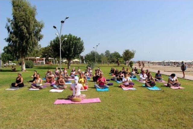 Şalvar Ve Yemeniyle Sahilde Yoga