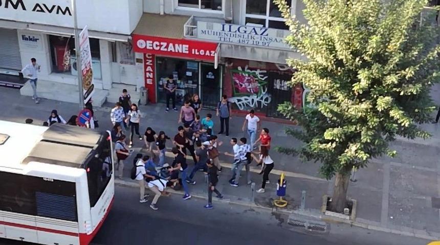 İzmir&rsquo;de Liseli İki Grup Arasında Kavga