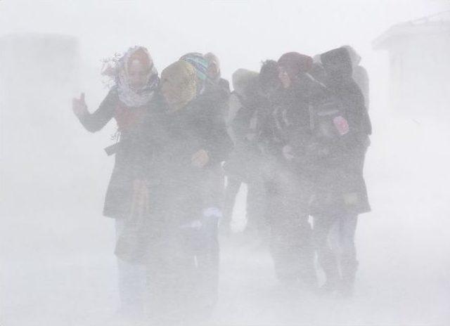 Erzurum’da Kar Ve Tipi Yolları Ulaşıma Kapattı