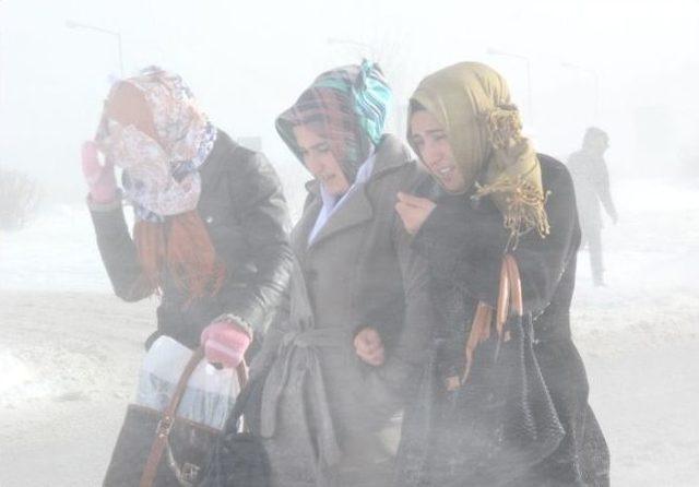 Erzurum’da Kar Ve Tipi Yolları Ulaşıma Kapattı