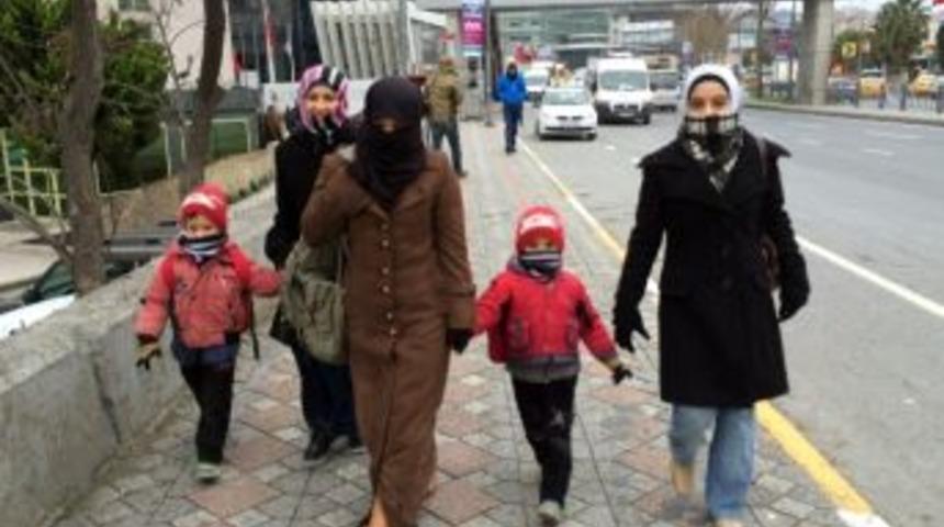 Suriyeli Aile, Kar Tatilini Okul Kapısında &Ouml;ğrendi