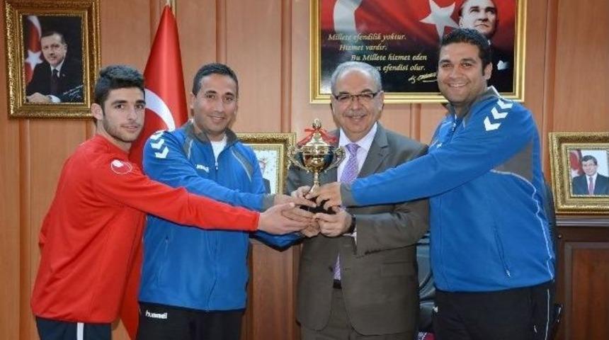 Hentbolculardan Başkan Kutlu&rsquo;ya Ziyaret