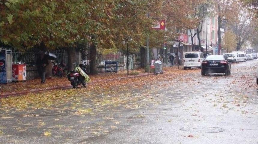 G&ouml;lbaşı İl&ccedil;esi, Sağanak Yağmur Ve Soğuğa Teslim