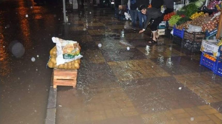 Kahta&rsquo;da Cadde Ve Sokaklar Yağmur Sularıyla Doldu