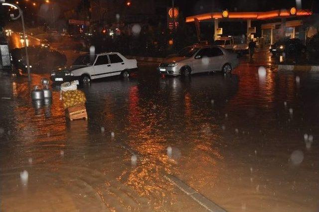 Kahta’da Cadde Ve Sokaklar Yağmur Sularıyla Doldu