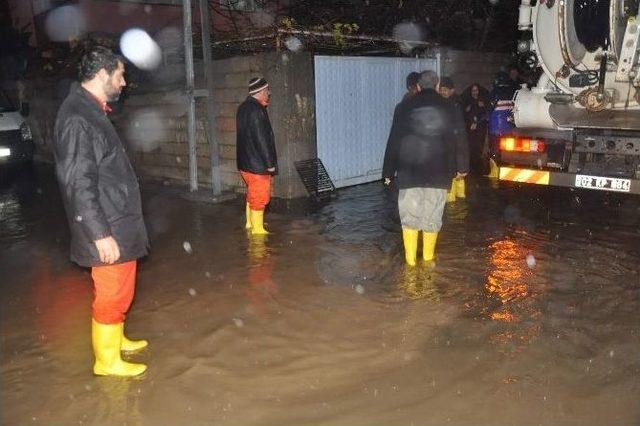 Kahta’da Cadde Ve Sokaklar Yağmur Sularıyla Doldu