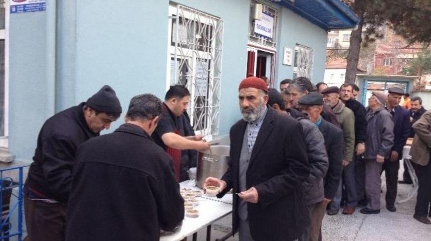 Boz&uuml;y&uuml;k Tekke Mahalle Cami Derneği&rsquo;nden Aşure İkramı