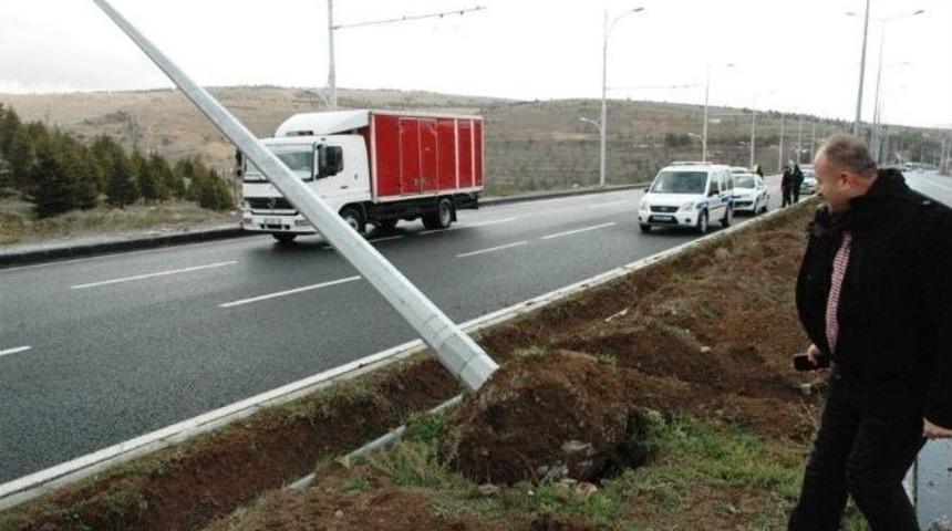 Şiddetli R&uuml;zgar Nedeniyle Aydınlatma Direği Devrildi