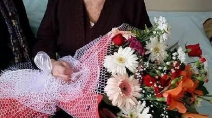 103 YAŞINDAKİ MUZAFFER TEYZE'YE PASTALI DOĞUM G&Uuml;N&Uuml; S&Uuml;RPRiZİ