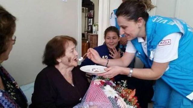 103 YAŞINDAKİ MUZAFFER TEYZE'YE PASTALI DOĞUM GÜNÜ SÜRPRiZİ