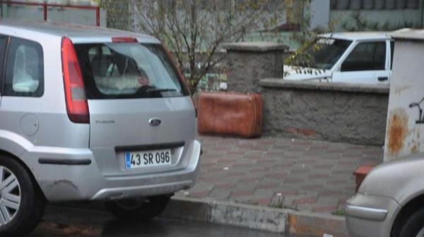 PATLATILARAK A&Ccedil;ILAN Ş&Uuml;PHELİ BAVULUN İ&Ccedil;İ BOŞ &Ccedil;IKTI