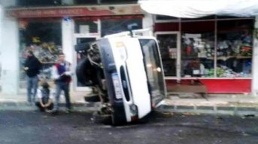 Kayganlaşan Yolda Minib&uuml;s Devrildi: 1 Yaralı