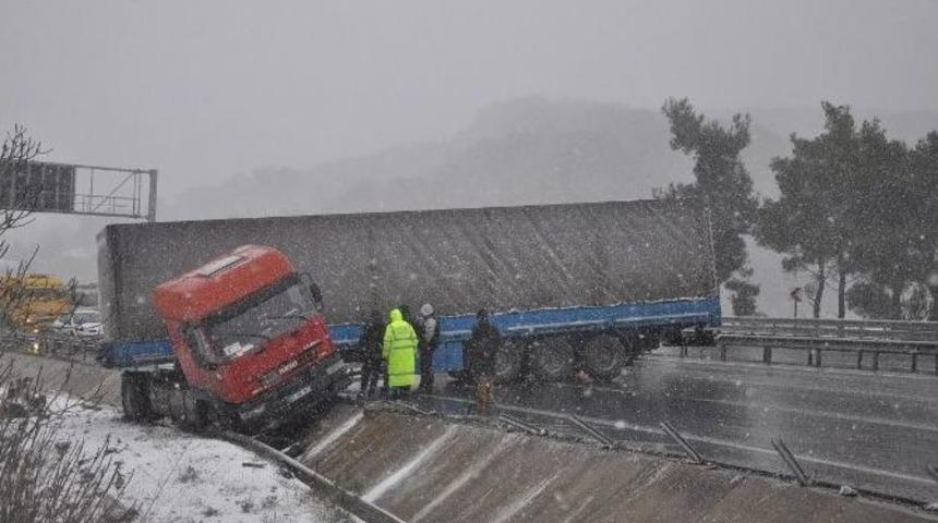 Kar Nedeniyle Kayan Tır Yolu Kapattı