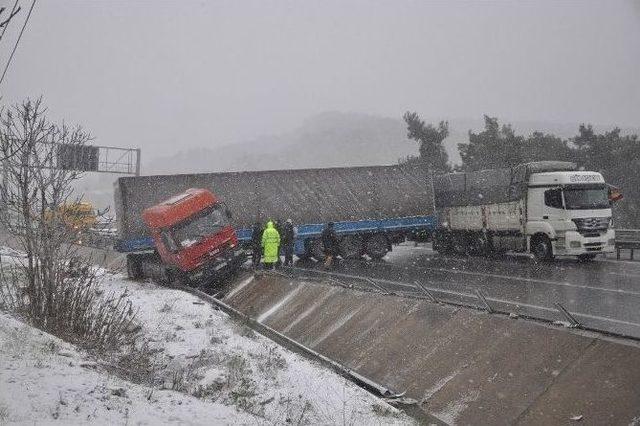 Kar Nedeniyle Kayan Tır Yolu Kapattı