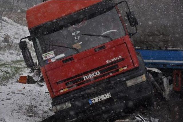 Kar Nedeniyle Kayan Tır Yolu Kapattı