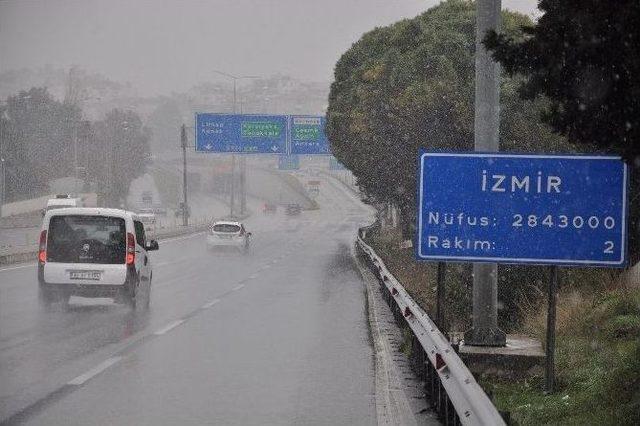 Kar Nedeniyle Kayan Tır Yolu Kapattı