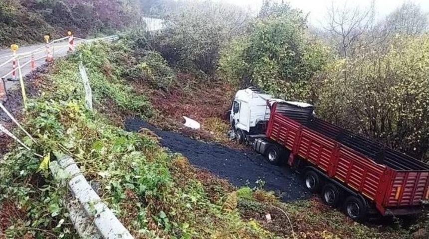 Amasra&rsquo;da K&ouml;m&uuml;r Y&uuml;kl&uuml; Tır Devrildi