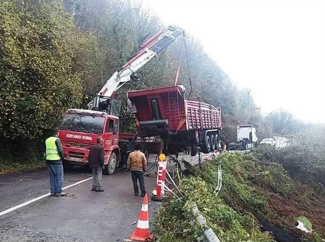 Amasra&rsquo;da K&ouml;m&uuml;r Y&uuml;kl&uuml; Tır Devrildi 1