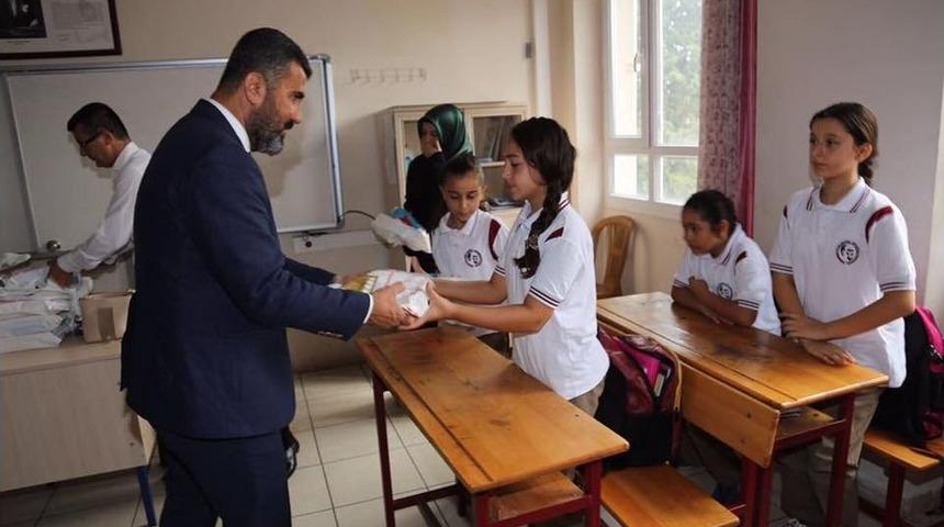 Payas&rsquo;ta &Ouml;ğrencilere Zeka Oyun Seti Ve Kitap Seti Dağıtıldı
