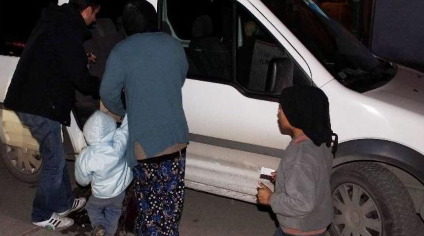 2 &Ccedil;ocuğuyla Dilenen Kadın Karakola G&ouml;t&uuml;r&uuml;ld&uuml;