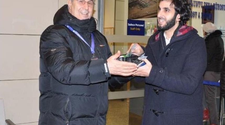 Kuveytli Turist &Ccedil;antasına Kayıp Eşya B&uuml;rosunda Kavuştu