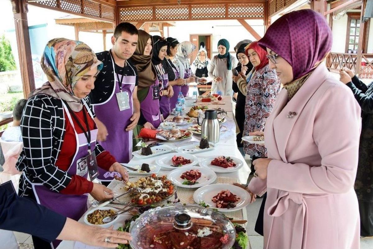 Konya&rsquo;da Bayat Ekmekten Yemek Yarışması Yapıldı