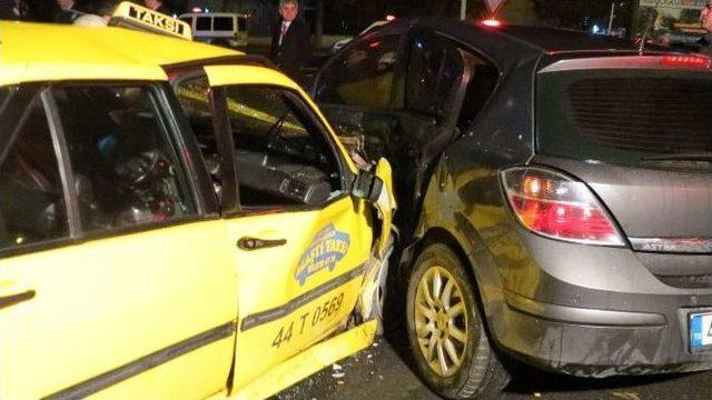 Ticari Taksi İle Otomobil Çarpıştı: 4 Yaralı