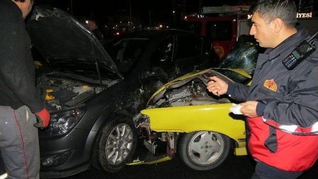 Ticari Taksi İle Otomobil Çarpıştı: 4 Yaralı